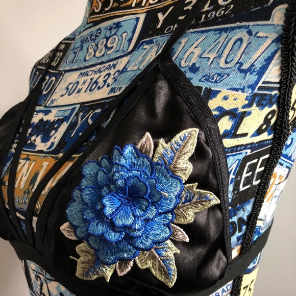 Embroidered Floral V Neck Strappy Bra - Picture 3 of 8